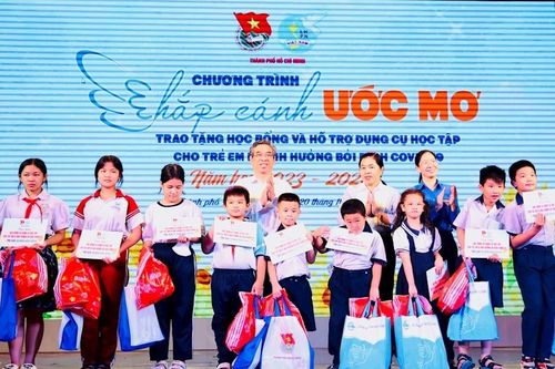 Trao 336 suất học bổng 'Chắp cánh ước mơ' cho trẻ mồ côi do Covid-19