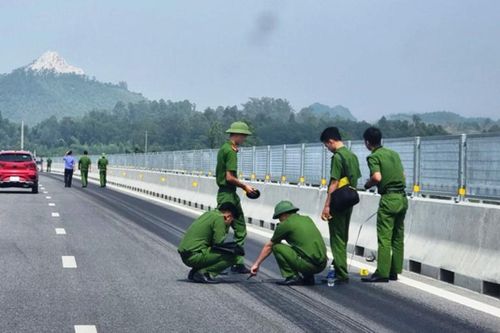 Lấy mẫu giám định vụ nghi đổ hóa chất phá hoại cao tốc ở Thanh Hóa