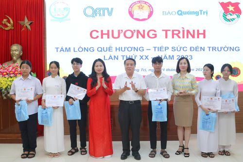 Trao học bổng Tiếp sức đến trường cho tân sinh viên khó khăn