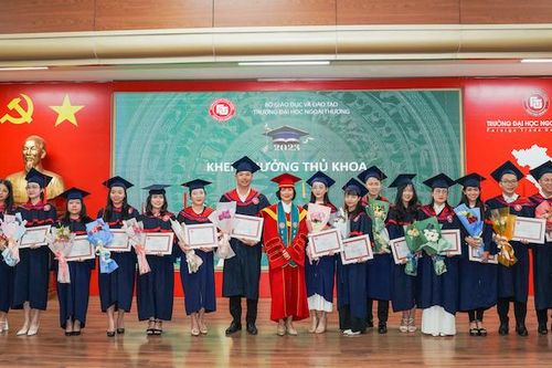 Trường Đại học Ngoại thương trao bằng cho 442 tân thạc sĩ và tiến sĩ