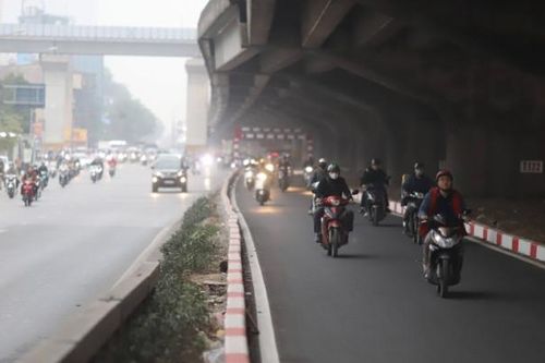 Hà Nội: Xe di chuyển trên đường tạm giải phân cách giữa đường Nguyễn Xiển thế nào?