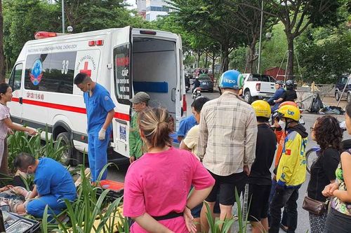 Nam thanh niên ngã văng từ thành cầu vượt xuống đường