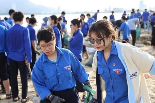 Hơn 3.000 thanh niên Đà Nẵng dọn sạch bãi biển sau mưa ngập