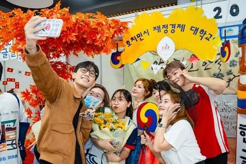 Sinh viên thi viết thư pháp, hào hứng nhảy Kpop