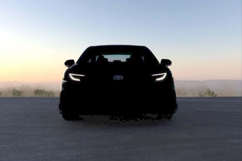 Toyota hé lộ mẫu sedan bí ẩn, Camry 2025 được xướng tên