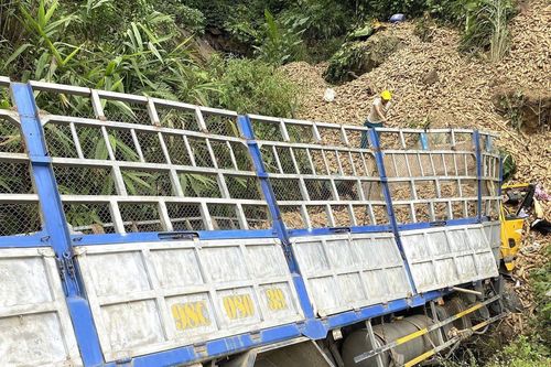 Xe chở sắn lao xuống vực, 3 người thương vong