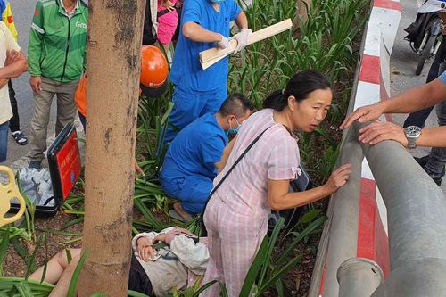 Va vào thành cầu ở Hà Nội, thanh niên điều khiển xe máy nguy kịch