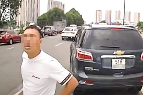 CSGT TP.HCM xử lý tài xế chặn ô tô chở học sinh và lớn tiếng thách thức