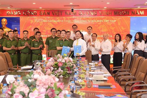 Công an cấp xã hợp tác với Bưu điện hướng dẫn người dân thực hiện dịch vụ công trực tuyến