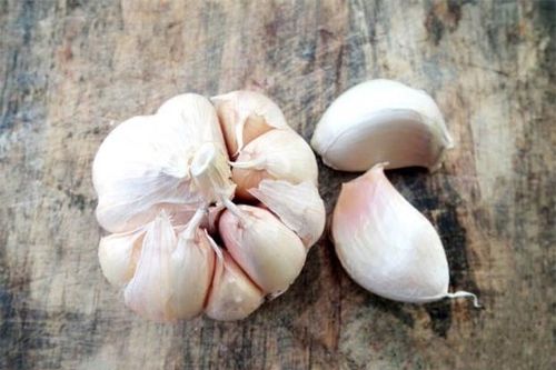 Làm sao để giữ tỏi lâu? Chỉ cần cho 2 loại này vào túi, tỏi để cả năm cũng không lo nảy mầm
