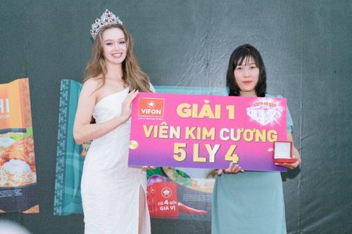 Hoa hậu Ba Lan đến miền Trung trao kim cương cho người trúng giải