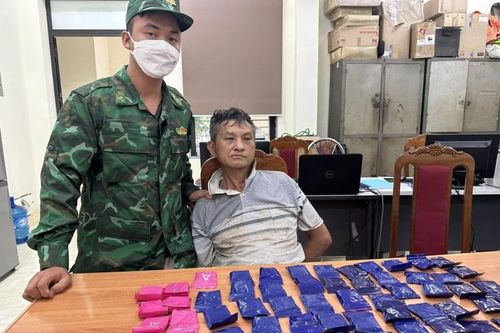 Bắt đối tượng mang theo một bao tải chứa 12.000 viên ma túy