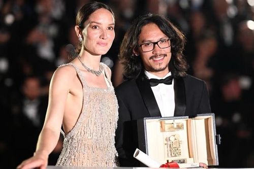 'Bên trong vỏ kén vàng': Sự chiêm nghiệm về đời người