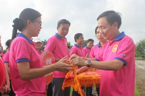 Hơn 300 vận động viên tham gia Giao lưu thể thao kỷ niệm 93 năm Ngày truyền thống Văn phòng cấp ủy