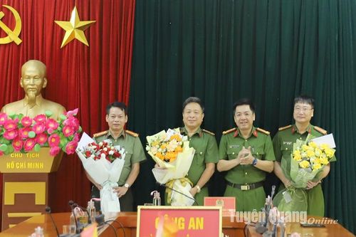 Trao thưởng cho các đơn vị có thành tích xuất sắc bắt giữ thành công nhóm lừa đảo chiếm đoạt tài sản