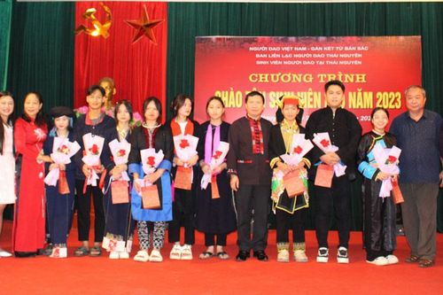 Gặp gỡ, động viên tân sinh viên người Dao