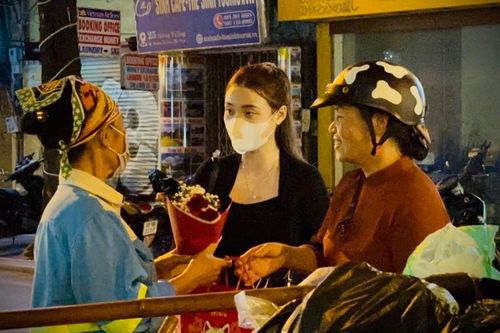 Phật tử chùa Bằng tặng quà 20-10 đến nữ công nhân lao động đêm trên phố phường Hà Nội