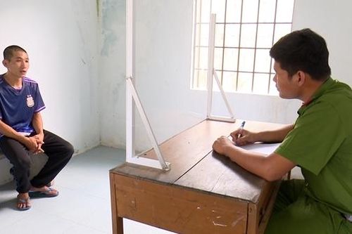 Bắt giam gã chồng hờ đánh đập vợ và con gái riêng của vợ