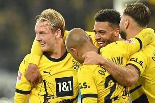 Dortmund vươn lên chiếm ngôi đầu bảng