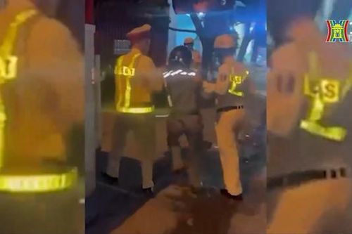 Tài xế say rượu, tấn công cảnh sát giao thông
