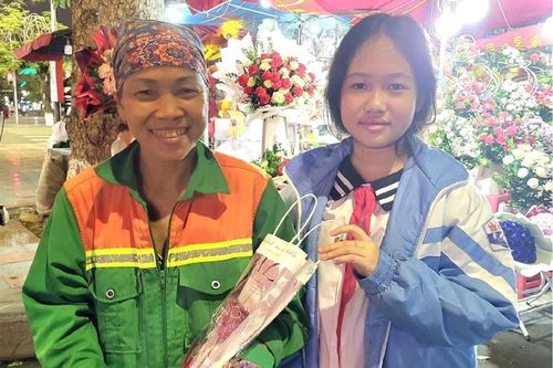 MC, mẫu nhí Gia Hân tặng quà cho 100 cô lao công