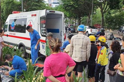 Đi xe máy tốc độ cao ngã xuống cầu vượt Hoàng Quốc Việt