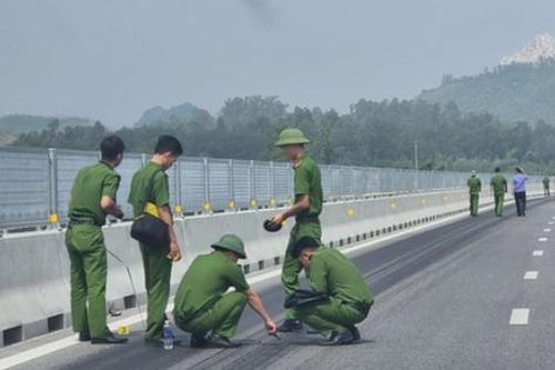 Công an lấy mẫu giám định vụ cao tốc bị đổ hóa chất phá hoại mặt đường