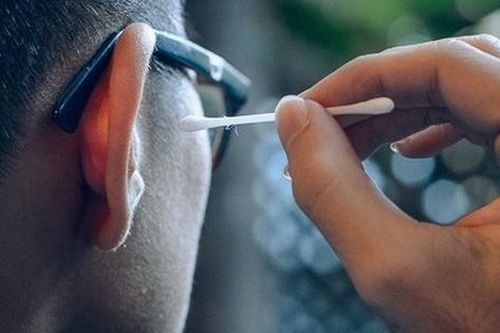 Ngoáy tai thường xuyên, không đúng cách ảnh hưởng đến thính giác ra sao?
