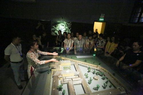 Lãng du trong vàng son ký ức