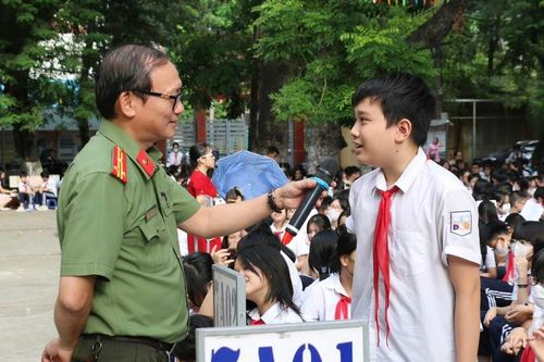 Học sinh THCS Đống Đa nghe chuyên gia hướng dẫn dùng mạng xã hội an toàn