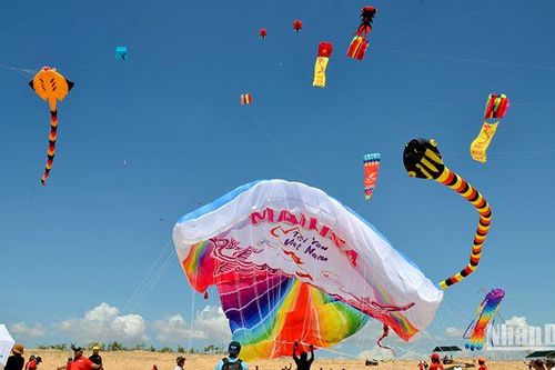 Khai mạc 'Lễ hội Diều và diễu hành siêu xe' tại Bình Thuận