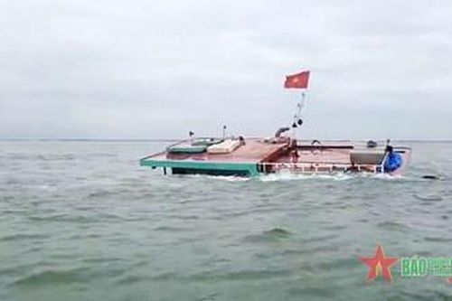 Bộ đội Biên phòng thành phố Hải Phòng cứu nạn thành công 2 thuyền viên bị nạn trên biển