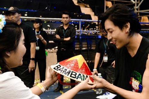 Cộng đồng mạng quốc tế 'gạnh tỵ' với fan Việt khi BamBam (GOT7) không chỉ hát tiếng Việt mà còn khoe cơ bụng