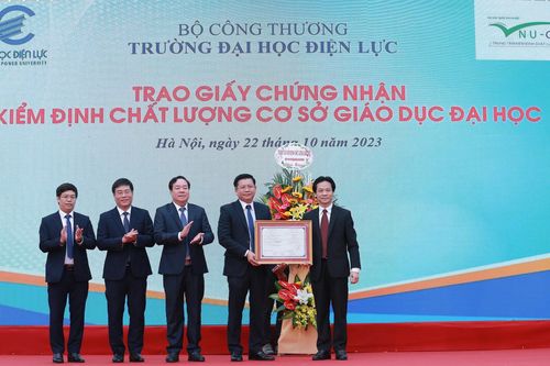 Trao giấy chứng nhận kiểm định chất lượng cho Trường Đại học Điện lực