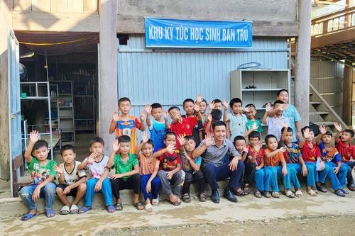 Trò vùng cao Nghệ An ở bán trú tại nhà sàn
