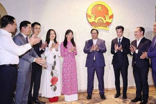 Làm nữ Đại sứ cách nửa vòng Trái đất