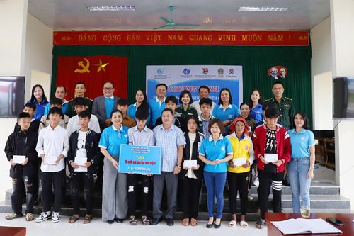 Chương trình 'Đồng hành cùng phụ nữ biên cương' tặng quà tại xã biên giới Lai Châu