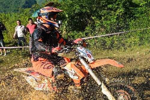 Màn thi đấu mô tô địa hình nghẹt thở trên cao nguyên đá Hà Giang