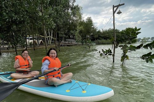Chèo sup, ăn uống trên hồ thủy điện Trị An mùa nước dâng
