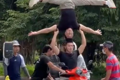 Công an mời Quốc Cơ - Quốc Nghiệp lên làm việc vụ 'chồng đầu' xe máy