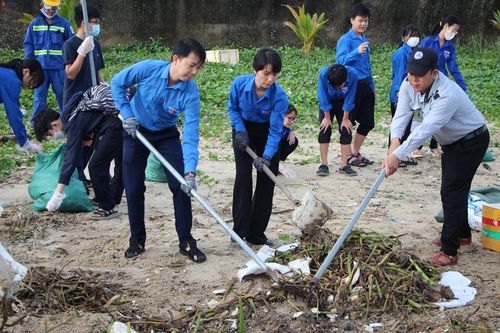 Hơn 2.000 thanh niên dọn vệ sinh môi trường biển sau mưa lũ ở Đà Nẵng