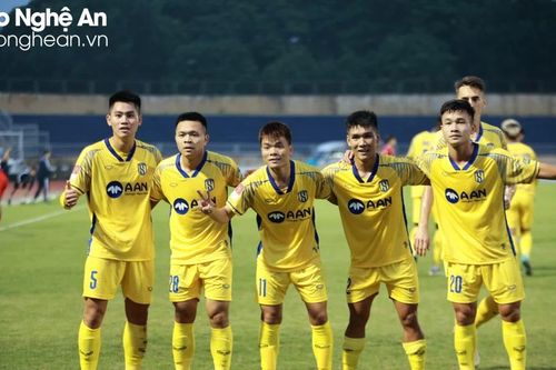 Huấn luyện viên Phan Như Thuật dành lời khen cho các cầu thủ trẻ Sông Lam Nghệ An