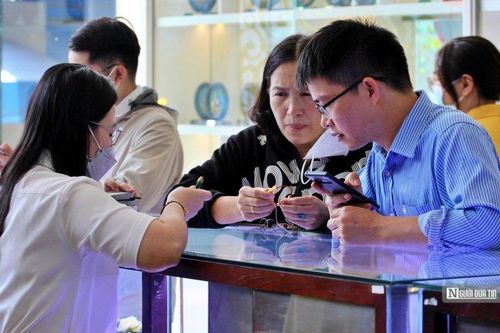 Giá vàng tiếp đà tăng, nên thận trọng đầu tư chốt lời