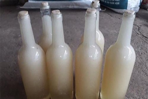 Loại mật ong có màu trắng lạ, giá lên tới 500.000 đồng/lít, là sản vật nổi tiếng 1 vùng