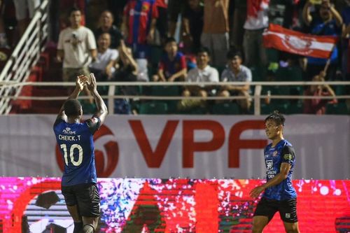 HLV Vũ Tiến Thành giúp TPHCM dẫn đầu V.League