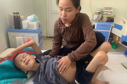 Tiếng khóc xé lòng của bé trai 9 tuổi mắc bệnh quái ác
