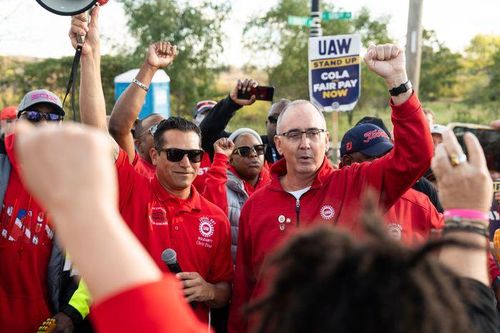 UAW tăng sức ép với các nhà sản xuất ô tô Detroit, đe dọa nhiều cuộc đình công hơn