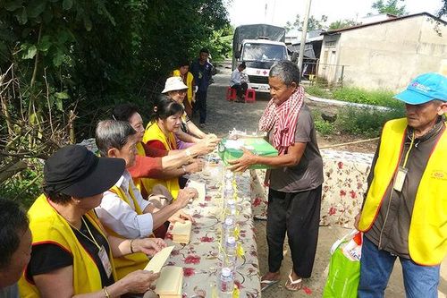 Trao 'Ngôi nhà mơ ước' và 100 phần quà cho bà con dân tộc thiểu số Khmer ở xã An Tức