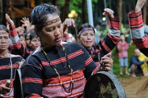 Gia Lai: Đội chiêng nữ đầu tiên biểu diễn trong chương trình cồng chiêng cuối tuần