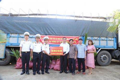 Bộ Tư lệnh Vùng 4 Hải quân: Tiếp nhận 2.000 cây dừa giống thị xã Hoài Nhơn tặng